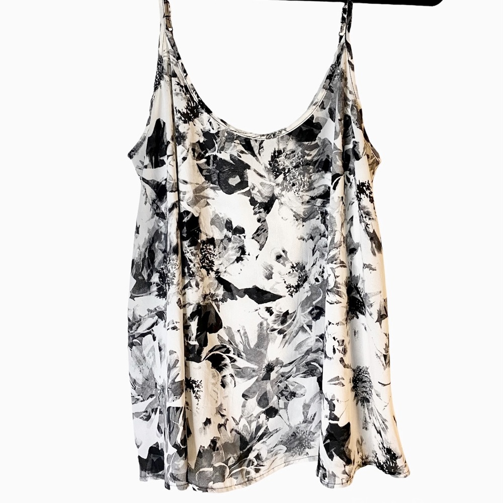Apt 9 Tank Top. Color: White with Black & Gray print. Size: M.